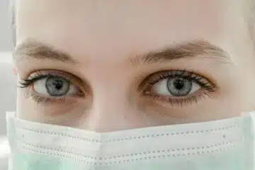 yeux d'une femme portant un masque