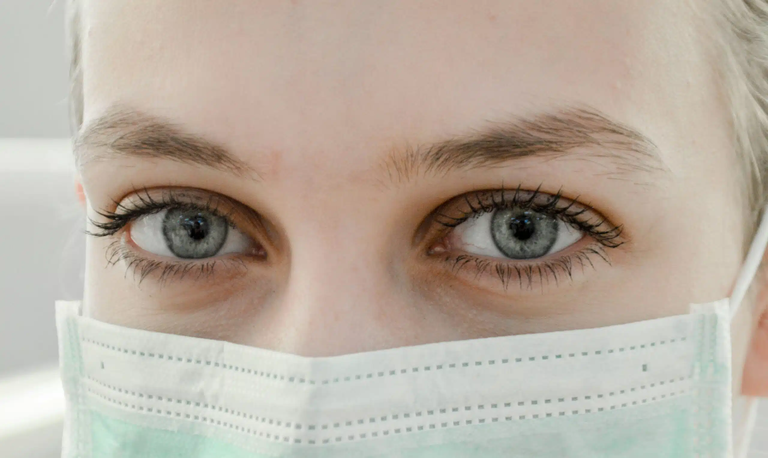 yeux d'une femme portant un masque